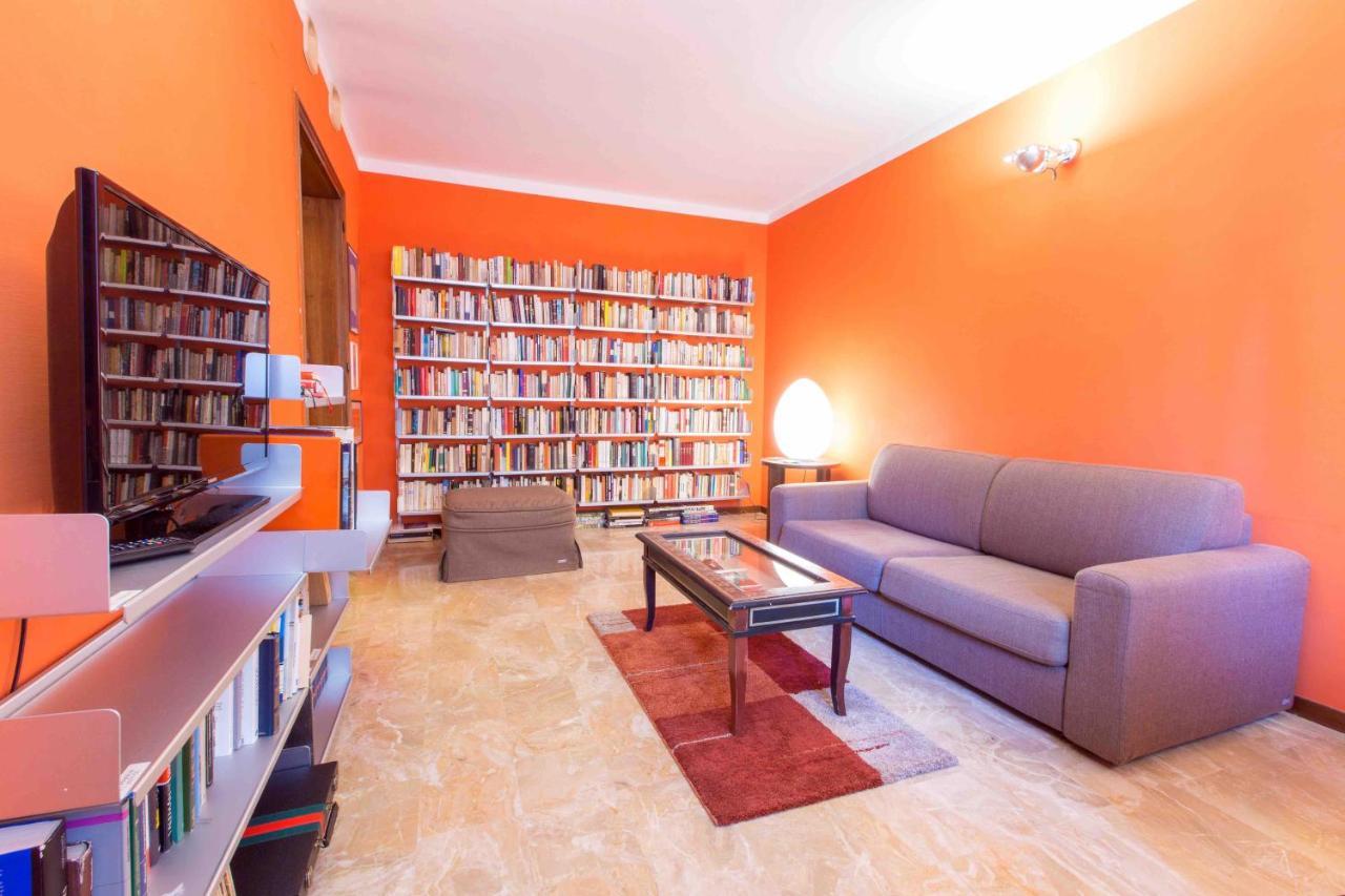 Art Painting With Canal View Appartement